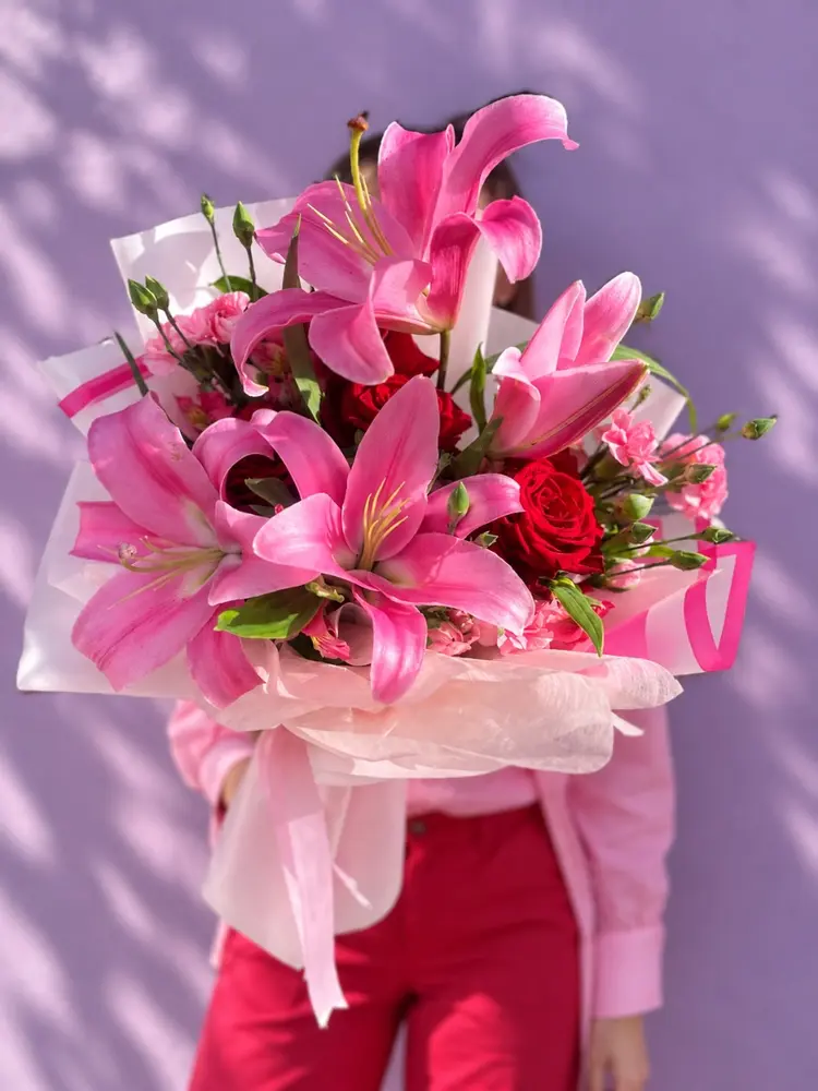 Jardín floral con Lilium abiertos y rosas