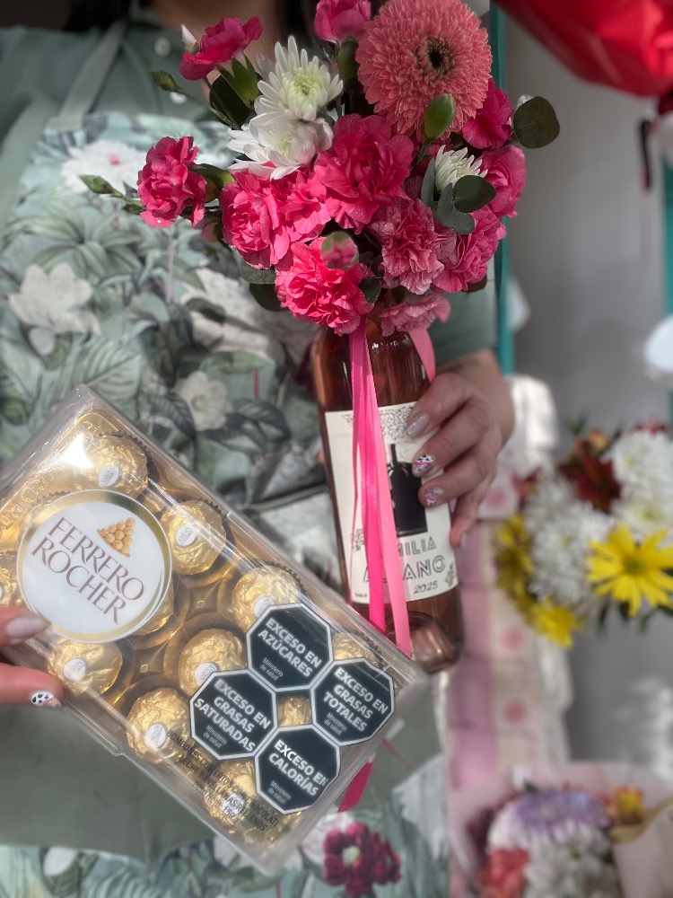Vino  con flores + Ferrero 12 unidades