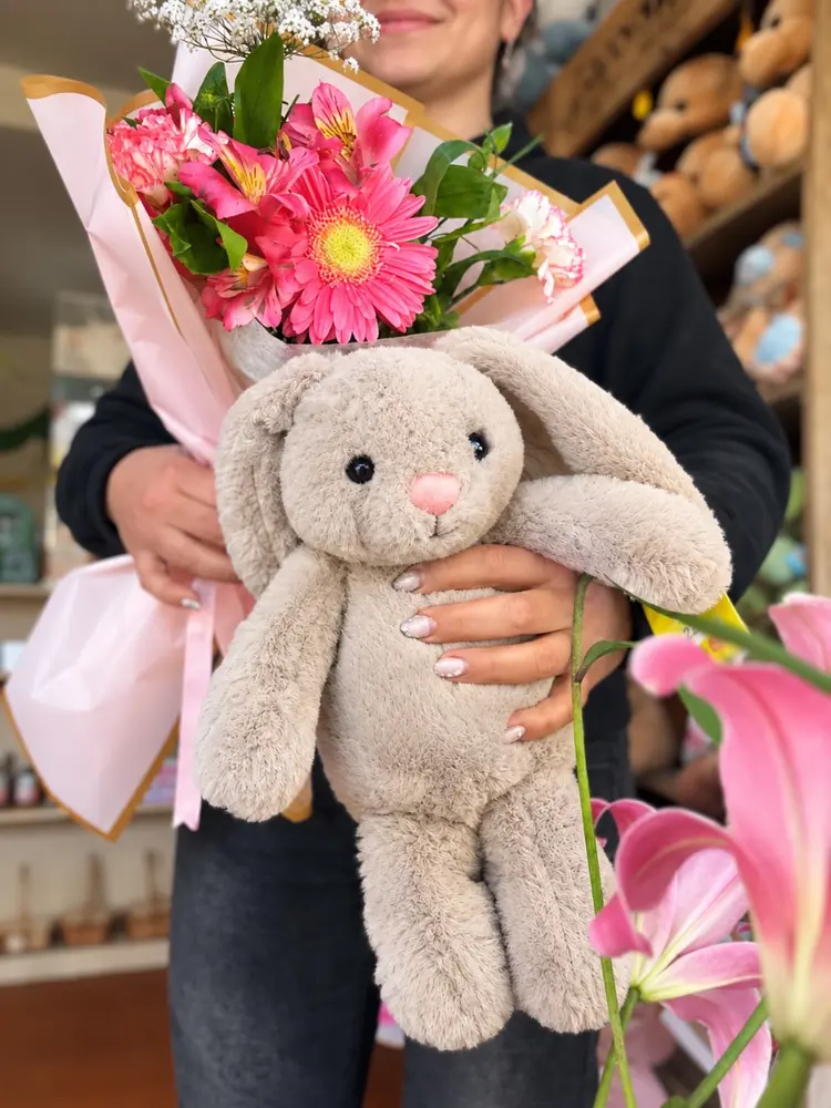 Dúo conejo y flores