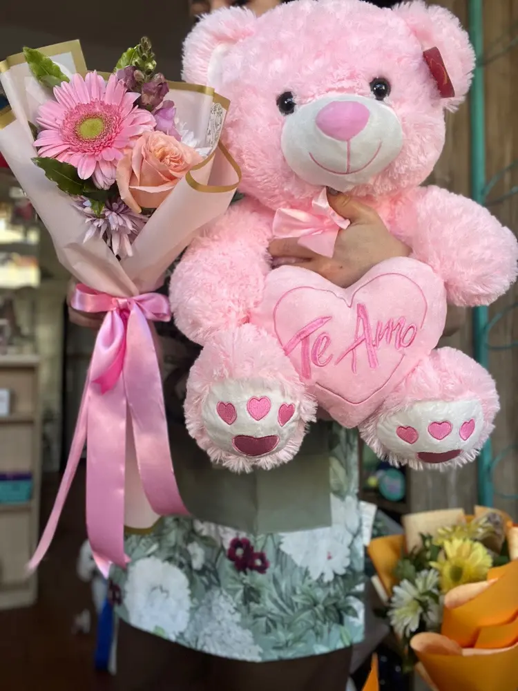 Oso te amo y detalle floral Pink