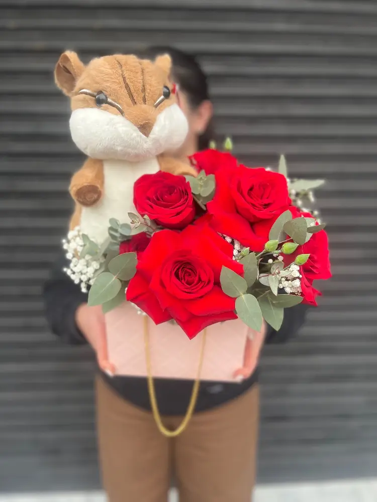 Box floral premium 12 rosas ecuatorianas